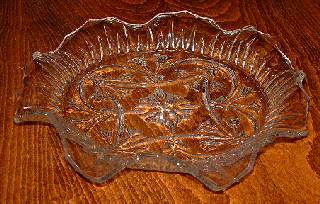 Wavy edge plate
Unknown maker, clear glass, wavy edges
Keywords: pressed