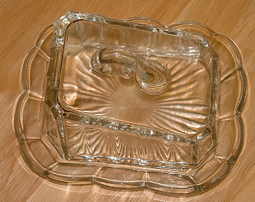 Chippendale 1552 cheese dish - top view
Chippendale cat. no.  1552, made by George Davidson. [Source: 1930's Davidson Chippendale Glassware catalogue]
Keywords: Chippendale pressed England