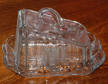 Chippendale 1552 cheese dish - side view
Chippendale cat. no.  1552, made by George Davidson. [Source: 1930's Davidson Chippendale Glassware catalogue]
Keywords: Chippendale pressed England