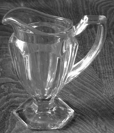 Chippendale 933 footed cream jug
Keywords: Chippendale pressed England