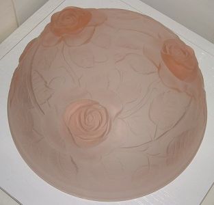 Jobling roses pink round bowl - bottom view
The roses form the three feet of this bowl.  Also to be found in blue satin and white satin glass.
Keywords: Jobling pressed England