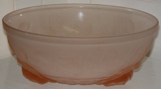 Jobling roses pink round bowl - side view
The roses form the three feet of this bowl.  Also to be found in blue satin and white satin glass.
Keywords: Jobling pressed England