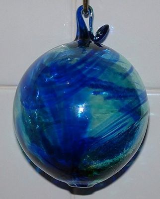 Uredale Glass bauble
Made by Tim and Maureen Simon of [url=http://www.uredale.co.uk]Uredale Glass[/url] at Masham in Yorkshire in 2005.
Keywords: Uredale freeblown England