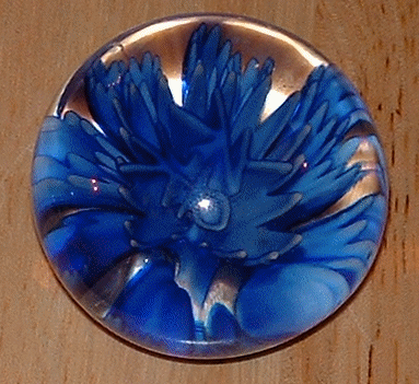 Blue flower paperweight
Believed to be Zhaohai Light Industries, China (source: Ivo Haanstra, Glass Message Board)
Keywords: Zhaohai China