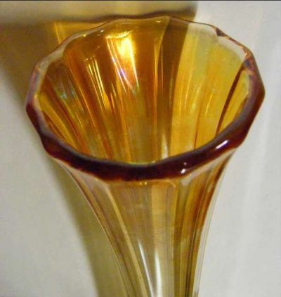 Dugan-Diamond Golden Flute vase - top view
Keywords: carnival vases