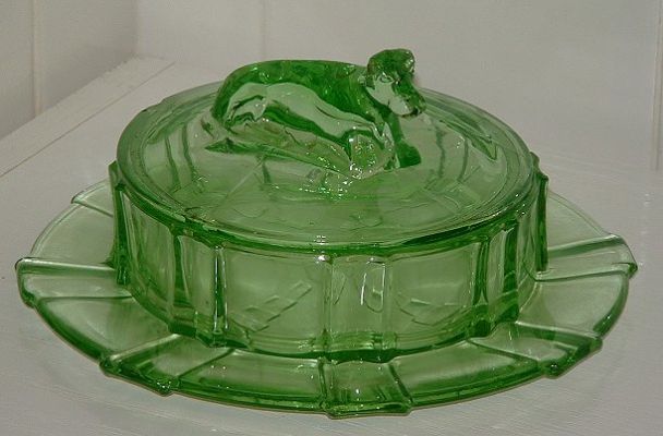 Butter dish with lid and cow handle
Uranium green glass butter dish and lid. Handle of lid is formed by a cow. Unknown maker. Glows brightly even in sunshine!
Keywords: uranium pressed