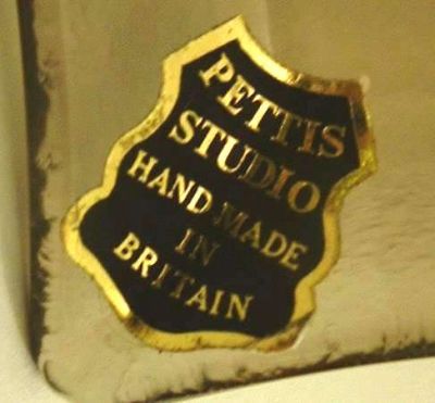 label on Pettis Studio plate front
Reads: PETTIS STUDIO HAND MADE IN BRITAIN
Keywords: label Britain slumped